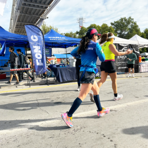 estuvimos atendiendo a todos los corredores que necesitan hidratarse para ganar fuerzas rumbo al último tramo de la carrera. La experiencia de apoyar a estos grandes deportistas que asumen un reto importante es única, pues en FONIC somos impulsores del deporte.