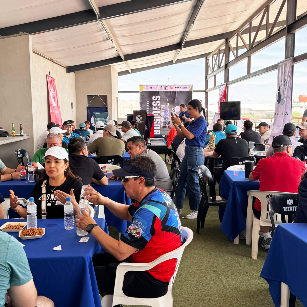 Hidratando con FONIC en el Torneo de Pádel Canacintra