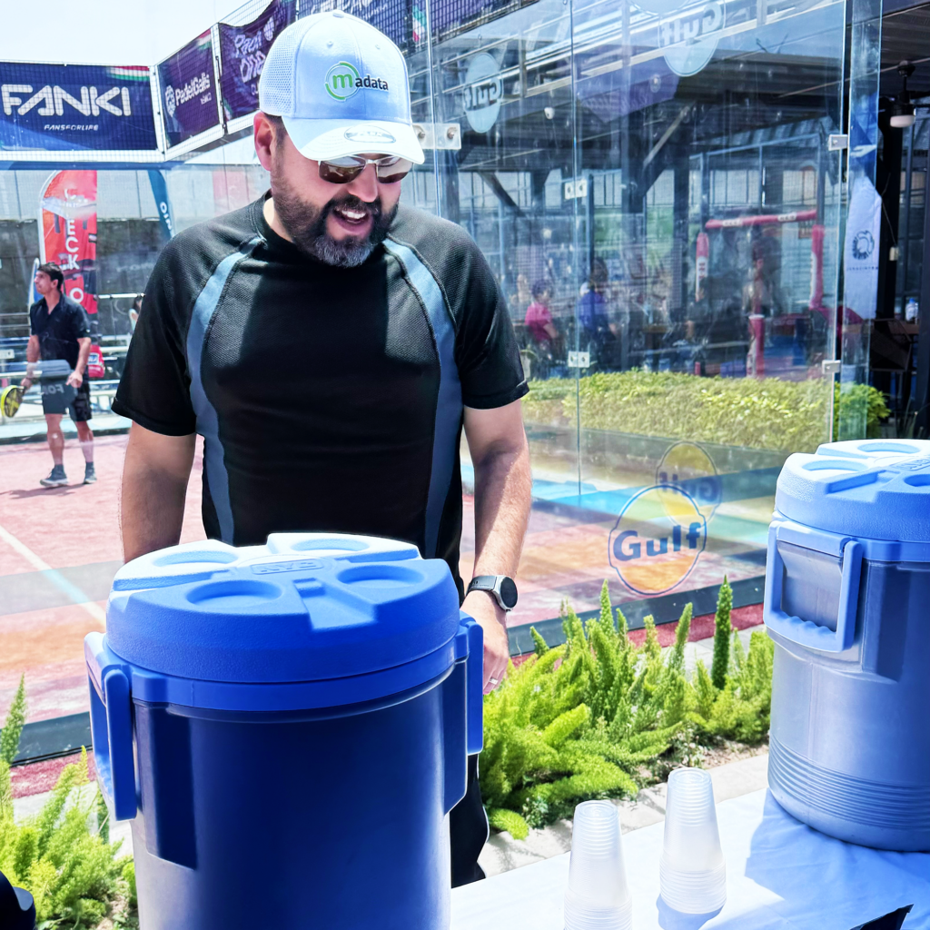 Hidratando con FONIC en el Torneo de Pádel Canacintra